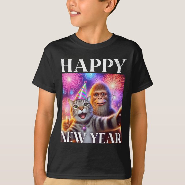 Camiseta Happy New Year 2026 Funny Cat Bigfoot Party Art  (Anverso)