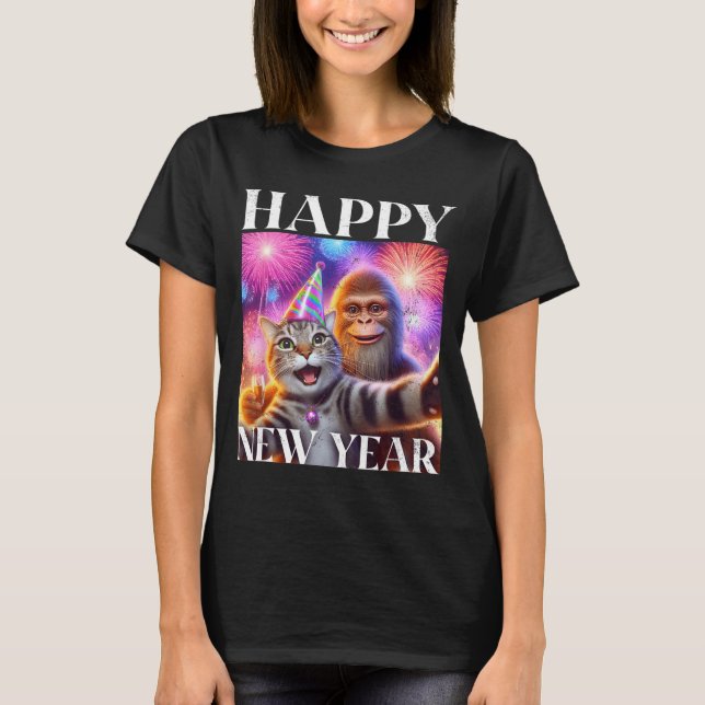 Camiseta Happy New Year 2026 Funny Cat Bigfoot Party Art  (Anverso)
