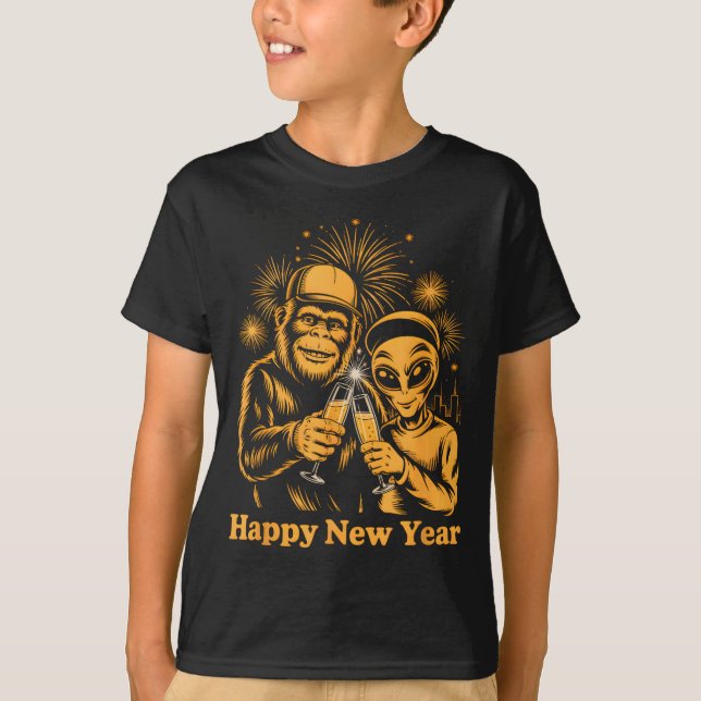 Camiseta Happy New Year Bigfoot And Alien Sasquatch Firewor (Anverso)