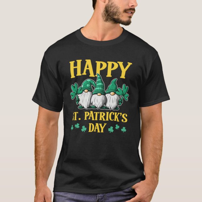 Camiseta Happy St Patrick s Day Three Gnomes Truck St Patri (Anverso)