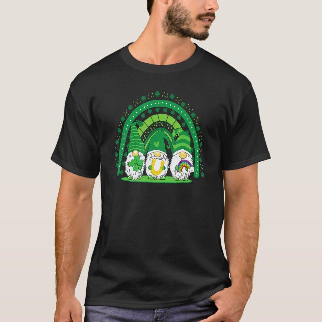 Camiseta Happy St Patrick's Day Three Gnomes Shamrock Rainb (Anverso)