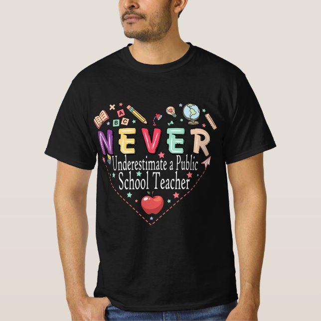 Camiseta Harris Walz 2024 Never Underestimate a Public Scho (Anverso)