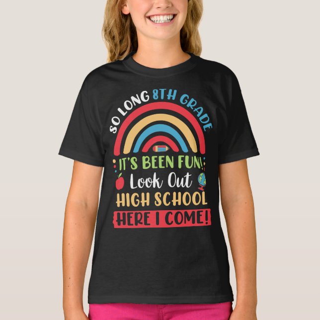 Camiseta Hasta El Largo 8º Grado, Hola Secundaria Aquí Vino (Anverso)