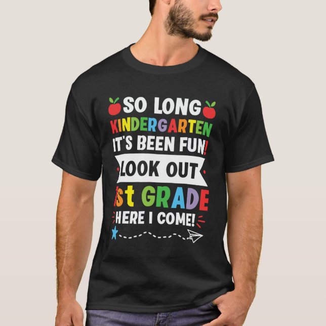 Camiseta Hasta El Primer Grado De Los Niños Aquí Me Graduo (Anverso)