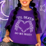 Camiseta Hasta La Muerte, ¿Nos Hace El Regalo Fiesta Por La<br><div class="desc">Abraza el atractivo gótico de su boda con nuestro regalo "Hasta la muerte nos hace Fiesta" para las damas de honor camiseta gótica. Perfecto para un oscuro boda de cuento de hadas, estos camisetas mezclan el clásico sentimiento "hasta que la muerte nos separe" con un giro juguetón. Ya sea que...</div>