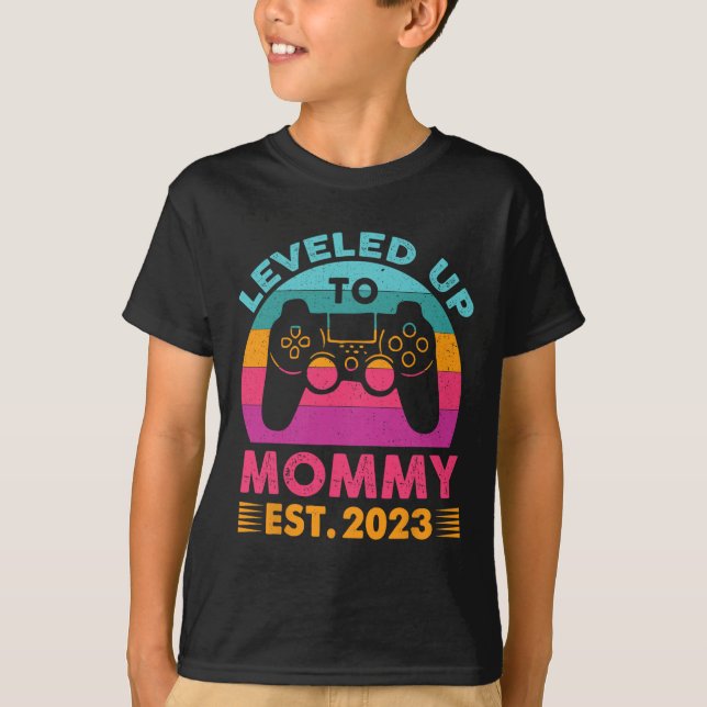 Camiseta Hasta Mommy Est 2023 First Time Mom 2023 Video Gam (Anverso)