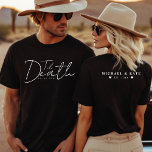 Camiseta Hasta que la muerte nos haga parte Boda negro<br><div class="desc">Elegante camiseta de pareja en blanco y negro recién casada con texto Hasta la muerte nos hace parte. Personalízalo con los detalles de su boda. Genial para la luna de miel.</div>