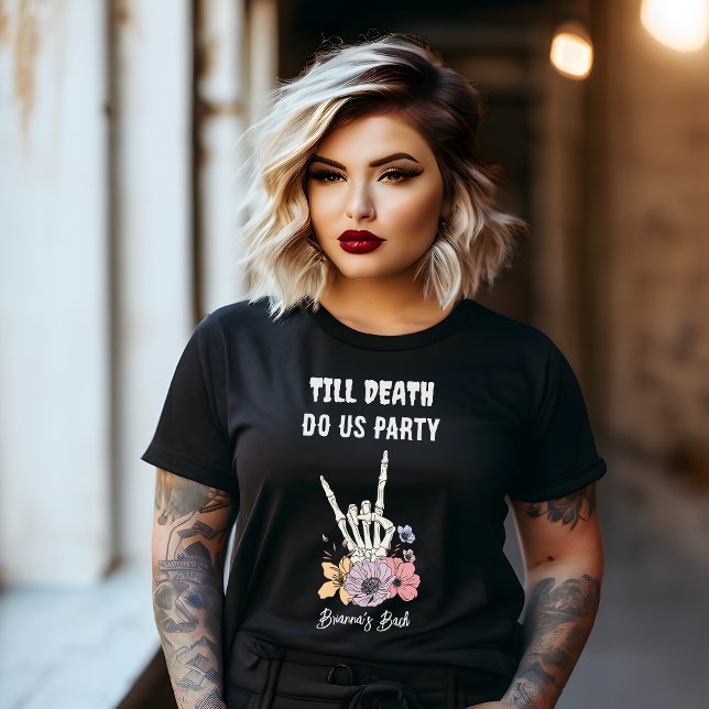 Camiseta Hasta que la muerte nos haga una fiesta de solterí (Till death do us party gothic grunge moody bachelorette party personalized T-Shirt bridesmaids gifts)