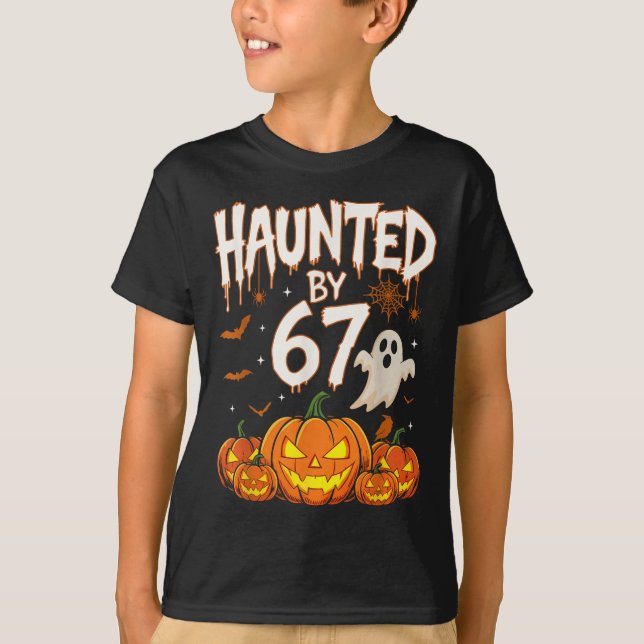 Camiseta Haunted By 67 Funny Pumpkin And Ghost Halloween Co (Anverso)
