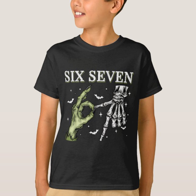 Camiseta Haunted By 67 – Funny Skeleton Hands Halloween Cos (Anverso)