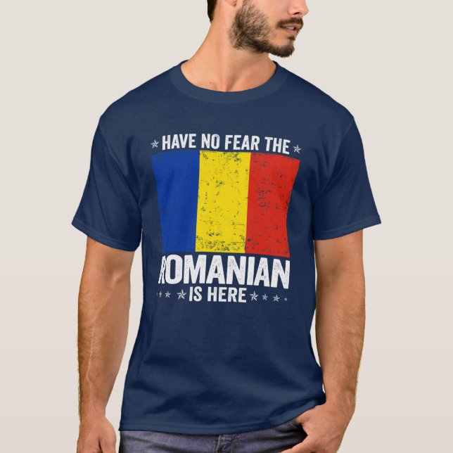 Camiseta Have No Fearhe Romanian Is Here Romania Flag Desig (Anverso)
