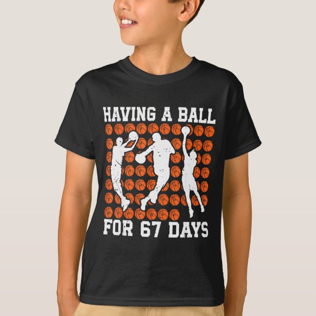 Camiseta Having A Ball For 67 Days Basketball Player Studen (Anverso)