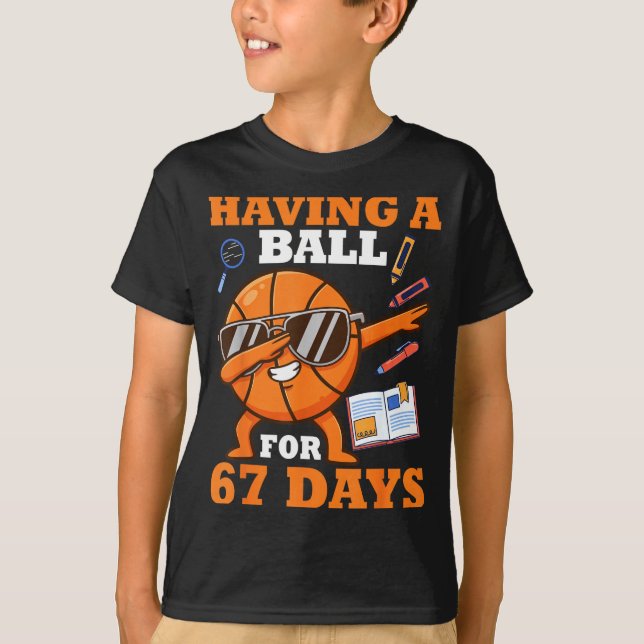 Camiseta Having A Ball For 67 Days Dabbing Basketball Playe (Anverso)