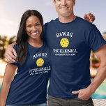 Camiseta Hawaii Pickleball Añadir Personalizado del nombre<br><div class="desc">Muestra tu amor por el pickleball de Hawaii (cambia fácilmente el nombre del estado y el color de la camisa) con esta impresionante camisa de pickleball para clubes, equipos, compañeros o ropa de corte diaria. Sólo tienes que añadir tus 3 líneas de texto personalizado para hacer una camisa de pickleball...</div>