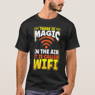 Camiseta Hay magia en el aire que se llama Wifi