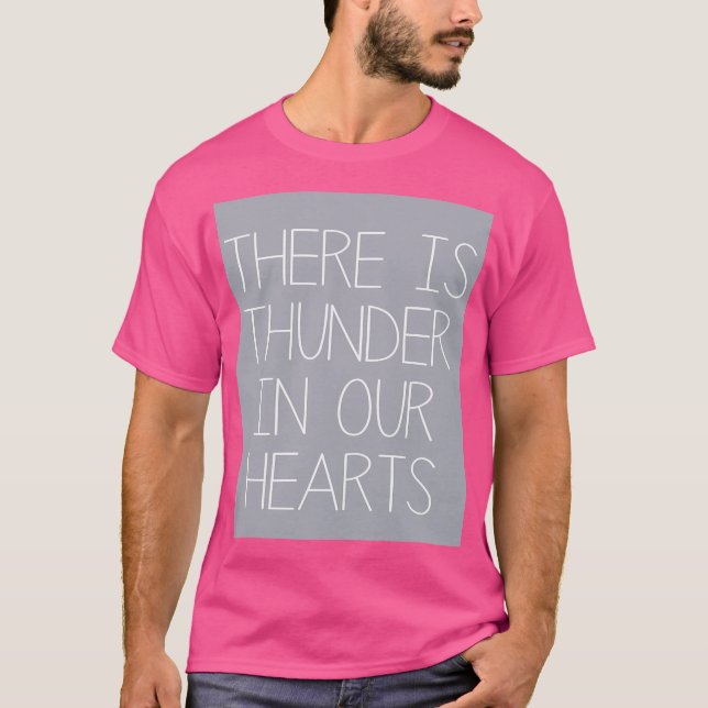 Camiseta Hay Truenos En Nuestro Corazón Impresos - Gre Neut (Anverso)