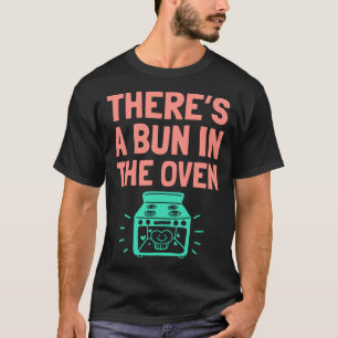 Camiseta Hay un bollo en la Invitación de embarazo por horn