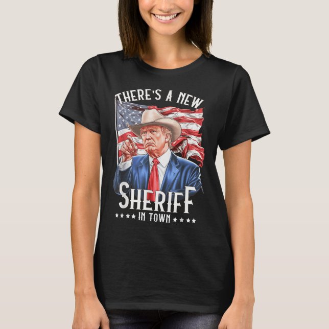 Camiseta Hay Un Nuevo Alguacil En La Ciudad, Vaquero Trump  (Anverso)