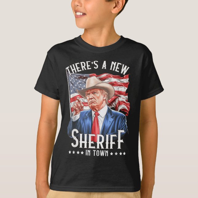 Camiseta Hay Un Nuevo Alguacil En La Ciudad, Vaquero Trump  (Anverso)