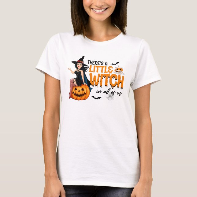 Camiseta Hay una pequeña bruja en todos nosotros Halloween (Anverso)