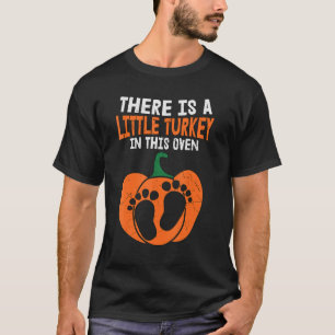Camiseta Hay Una Pequeña Turquía En Este Embarazo De Horno 