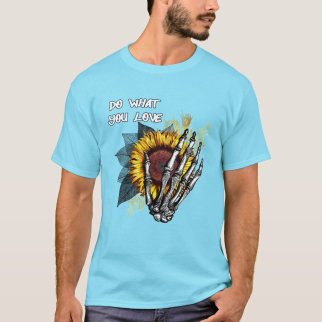 Camiseta Haz lo que amas - Mano esquelética y girasol (Anverso)