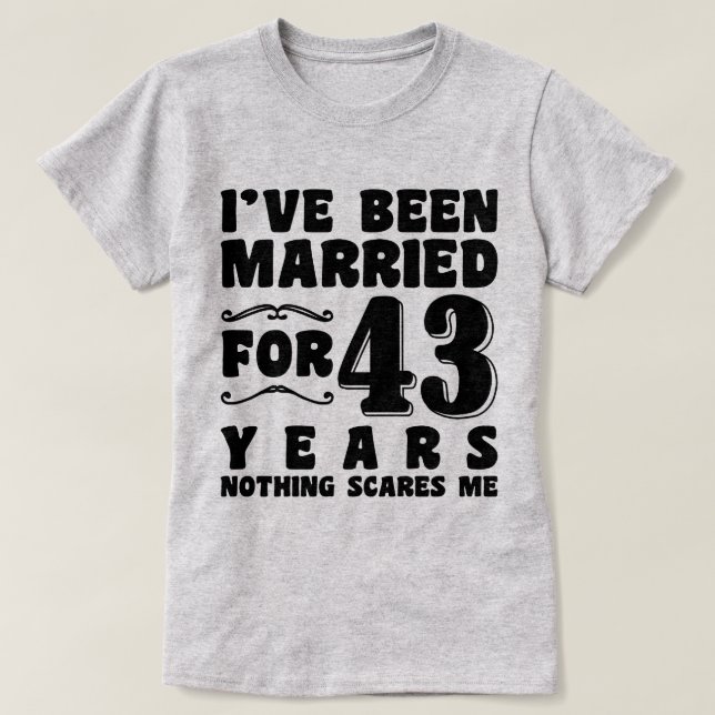 Camiseta He estado casada durante 43 años con una pareja (Diseño del anverso)