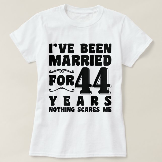Camiseta He estado casada durante 44 años con una pareja (Diseño del anverso)