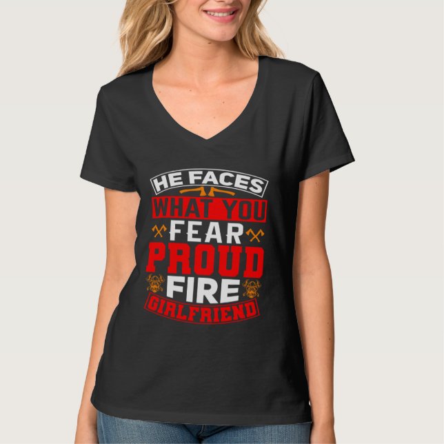 Camiseta He Faces What You Fear Proud Firefighter Girlfrien (Anverso)