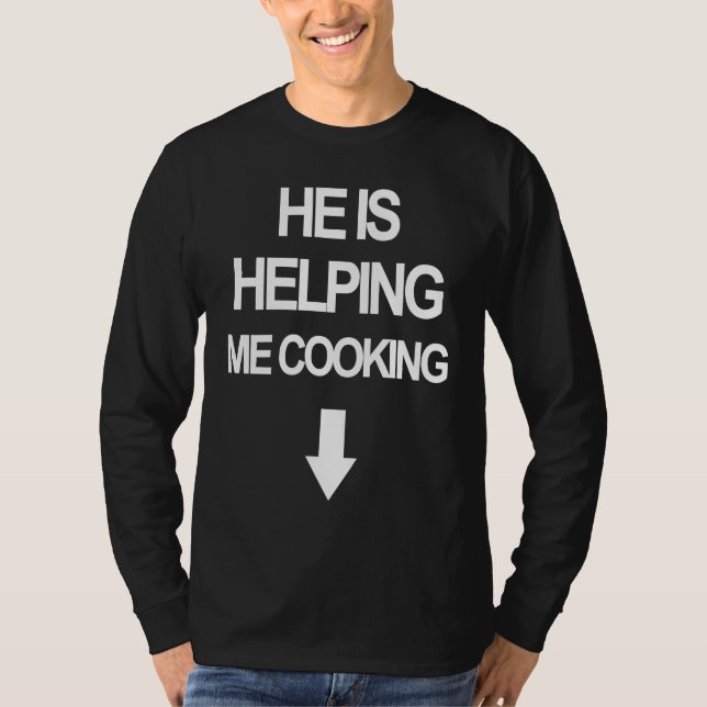 Camiseta He is Helping Me Cooking Funny Pregnant Women Chef (Anverso)