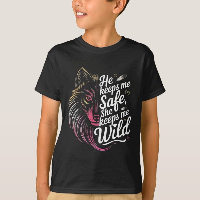 Camiseta He Keeps Me Safe She Keeps Me Wolf Art Lover Coupl (Anverso)