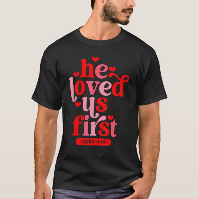 Camiseta He Loved Us First Bible 1 John 419 Christian Valen (Anverso)