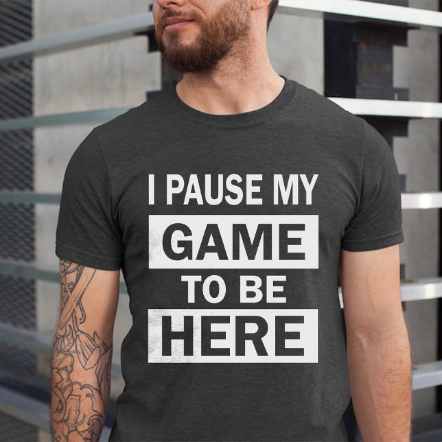 Camiseta He parado mi juego para estar aquí humor divertido (I Paused My Game to Be Here Funny Birthday Humor T-Shirt)