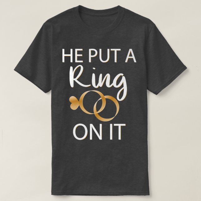 Camiseta He Put a Ring on it Bride to Be  (Diseño del anverso)