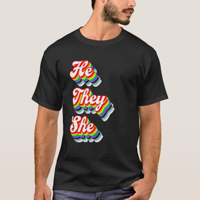 Camiseta He They She Pronouns LGBTQ Pride Rainbow (Anverso)