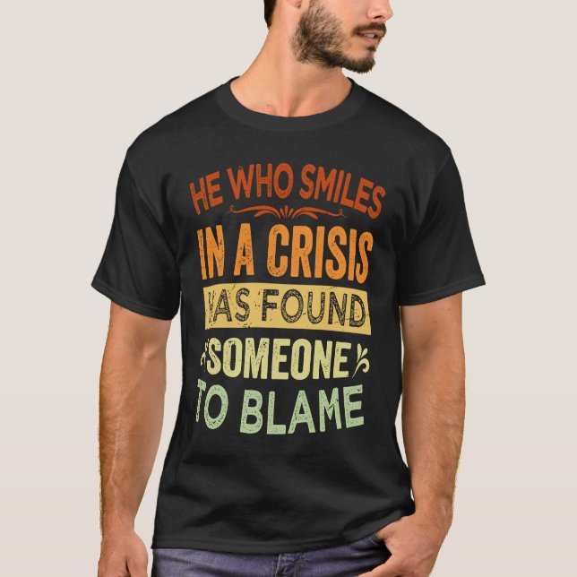 Camiseta He Who Smiles In A Crisis Has Found Someone To Bla (Anverso)