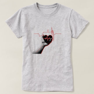 Camiseta Heartbeat Love Design – Hand Holding Heart