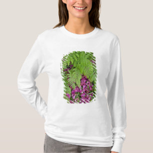 Camiseta Helechos del bosque con pétalos de flores rosadas