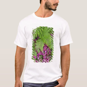 Camiseta Helechos del bosque con pétalos de flores rosas en