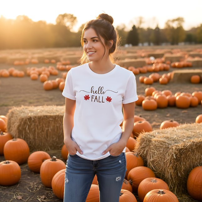 Camiseta Hello Fall - El otoño lindo deja un diseño rústico (Pumpkin patch style - Hello Fall autumn outfit with rustic charm)