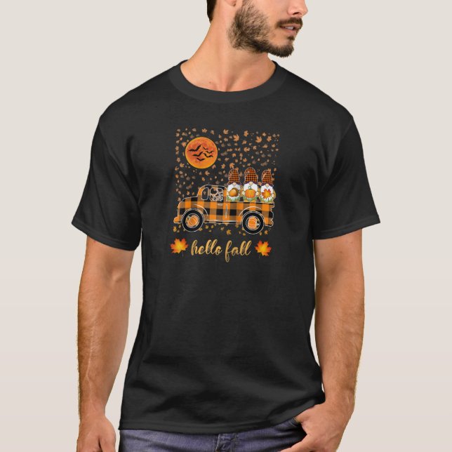 Camiseta hello fall Funny Gnomes Holding Pumpkin Riding Tru (Anverso)