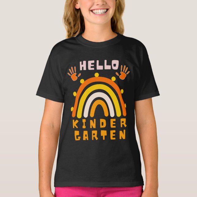CAMISETA HELLO KINDERGARTEN - GUAY RAINBOW (Anverso)