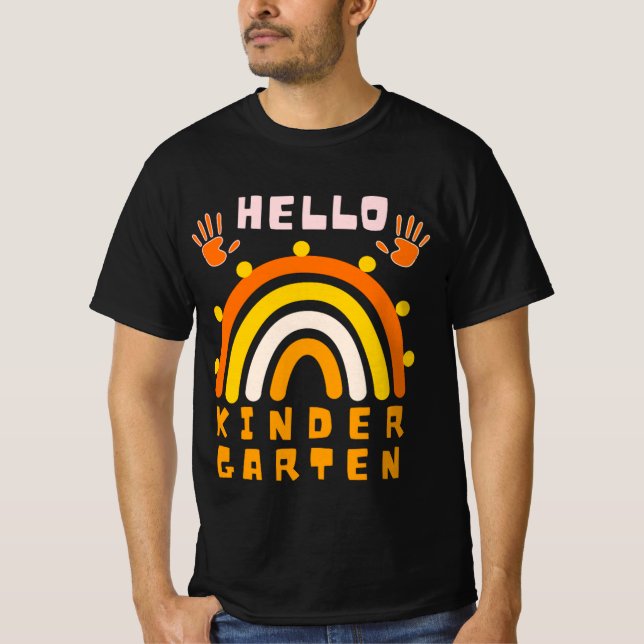 CAMISETA HELLO KINDERGARTEN - GUAY RAINBOW (Anverso)