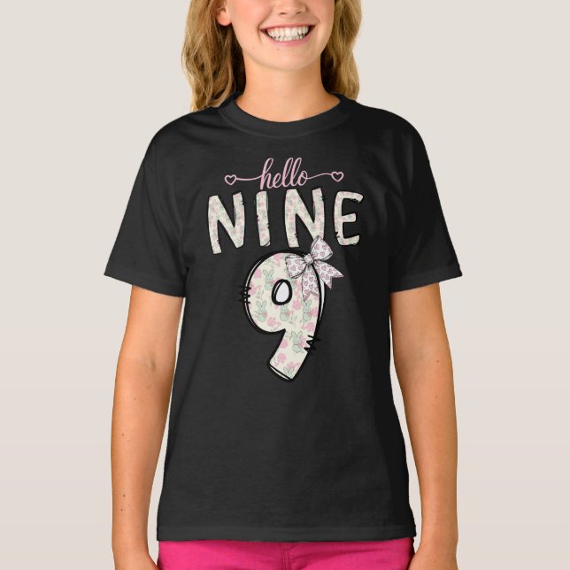 Camiseta Hello Nine Pink 9th Birthday Girl Coquette Bow  (Anverso)