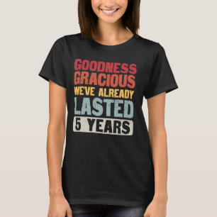 Camiseta Hemos durado 5 años casados con la funesta quinta