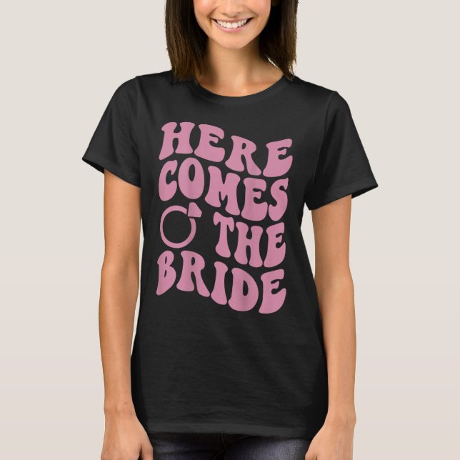 Camiseta Here Comes Bride Groovy Groom Engaged Mrs Bachelor (Anverso)