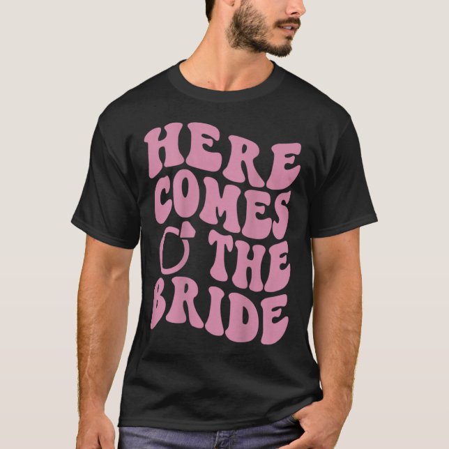 Camiseta Here Comes Bride Groovy Groom Engaged Mrs Bachelor (Anverso)