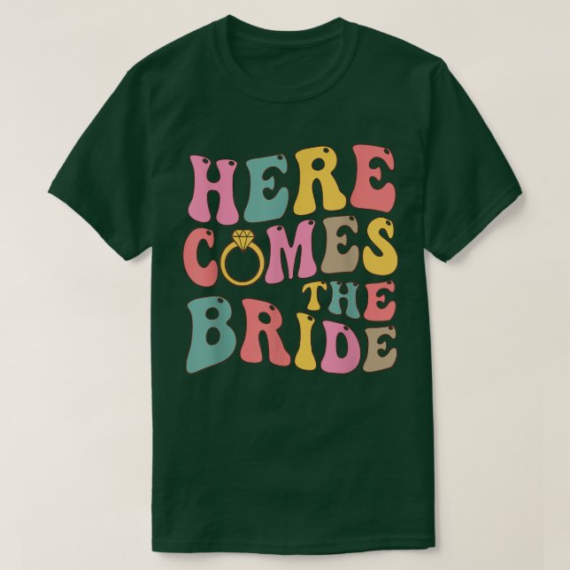 Camiseta Here Comes The Bride Wedding Groovy Trendy  (Diseño del anverso)