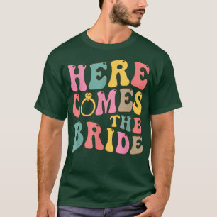 Camiseta Here Comes The Bride Wedding Groovy Trendy 