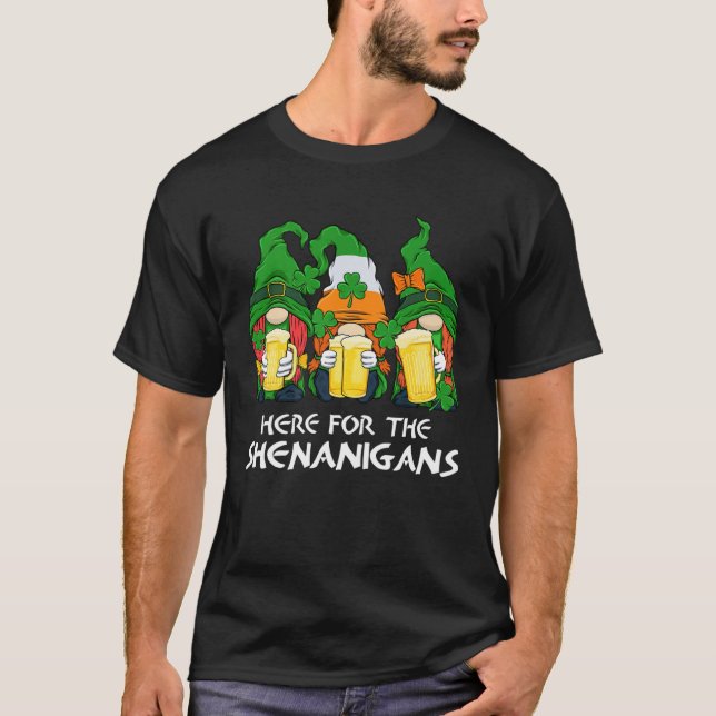 Camiseta Here For The Shenanigans Gnome Beer St Patricks Da (Anverso)